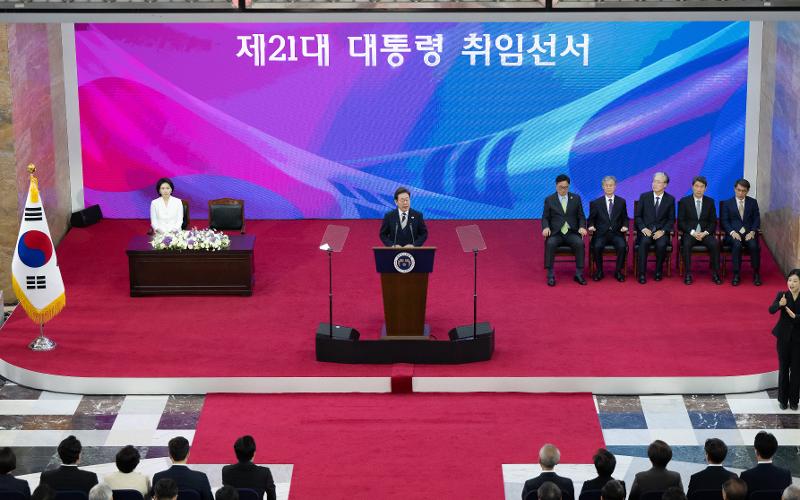 Am 4. Juni äußert sich Präsident Lee Jaemyung im koreanischen Parlamentsgebäude in Yeouido in Seoul bei der Amtseinführung des 21. Präsidenten. Dabei sagte er: „Ich werde unabhängig davon, welchen Kandidaten sie unterstützten, der Präsident für alle sein, damit sich alle Bürger vereinen werden können.“