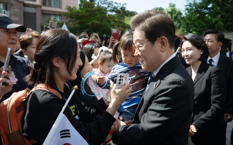 Am 4. Juni begrüßte sich der neue Präsident Lee Jaemyung erfreut mit den Einwohnern seiner Wohnung in Gyeyang-gu, Incheon, bevor er den Nationalfriedhof Seoul besucht. Überall in der Nähe seiner Wohnung sind Banner aufgehängt, um seinen Wahlgewinn zu feiern