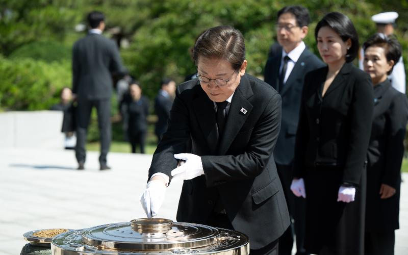 Der neue Präsident Lee Jaemyung und seine Frau Kim Hyekyung besuchten vor der Teilnahme an der Zeremonie zur Amtseinführung und legten Blumen nieder, um die gefallenen Soldaten zu ehren. Die ehemaligen koreanischen Präsidenten besuchten am Anfang ihrer Amtszeit den Nationalfriedhof, um ihren Willen, für das Land und die Bürger ihr Bestes zu tun, zum Ausdruck zu bringen