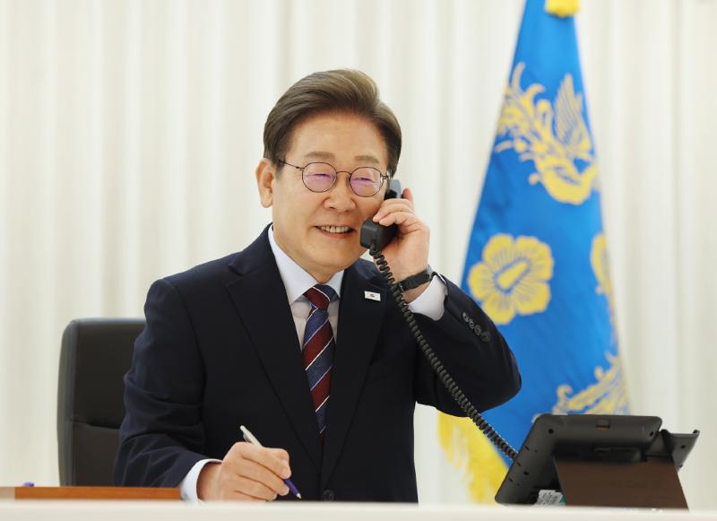 Präsident Lee Jae-myung telefoniert am 6. Juni in der offiziellen Residenz des Präsidenten mit Donald Trump ⓒ Yonhap News