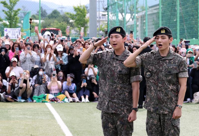 RM und V, Mitglieder der K-Pop-Boygruppe BTS, kehrten am 10. Juni aus ihrem Militärdienst ⓒ Yonhap News