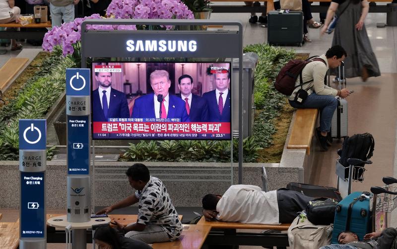 Am 22. Juni wird im Terminal 1 des Internationalen Flughafens Incheon die Rede vom US-amerikanischen Präsidenten Donald Trump über den US-Angriff auf die Atomanlagen im Iran vom Rundfunk übertragen ⓒ Yonhap News