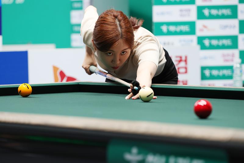 Am 30. Juni konzentriert sich Hwang Da-yeon auf den Ball bei der Hana Card LPBA Championship im PBA Stadium im KINTEX in Goyang in der Provinz Gyeonggi-do. Beim von der Professional Billiards Association organisierten Wettbewerb konkurrieren 123 Spieler bis zum 7. Juli. 