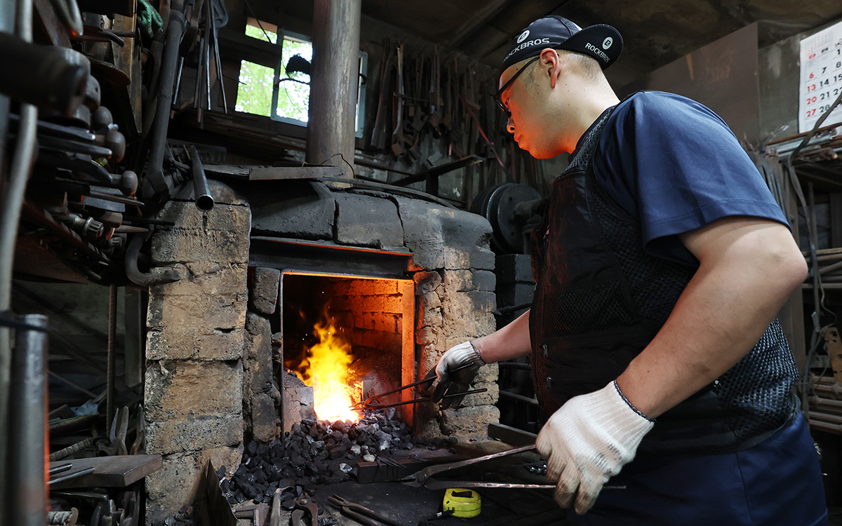 Am 10. Juli bearbeitet ein Schmied vom Brothers' Blacksmith Workshop in seiner Werkstatt in Eunpyeong-gu, Seoul, ein Stück Eisen. Die Schmiede, in der seit über 30 Jahren ihre eigenen traditionellen Methoden verwendet werden, wurde im Jahr 2015 als das Seoul Future Heritage anerkannt. 