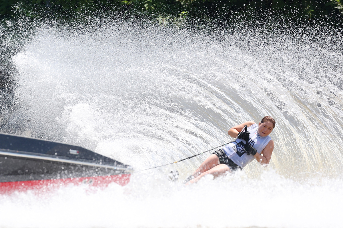 Am 21. Juli fährt eine Sportlerin bei dem 38. Wettbewerb für Wasserski und Wakesports Wasserski auf dem Uiamho-See in Chuncheon in der Provinz Gangwon-do.