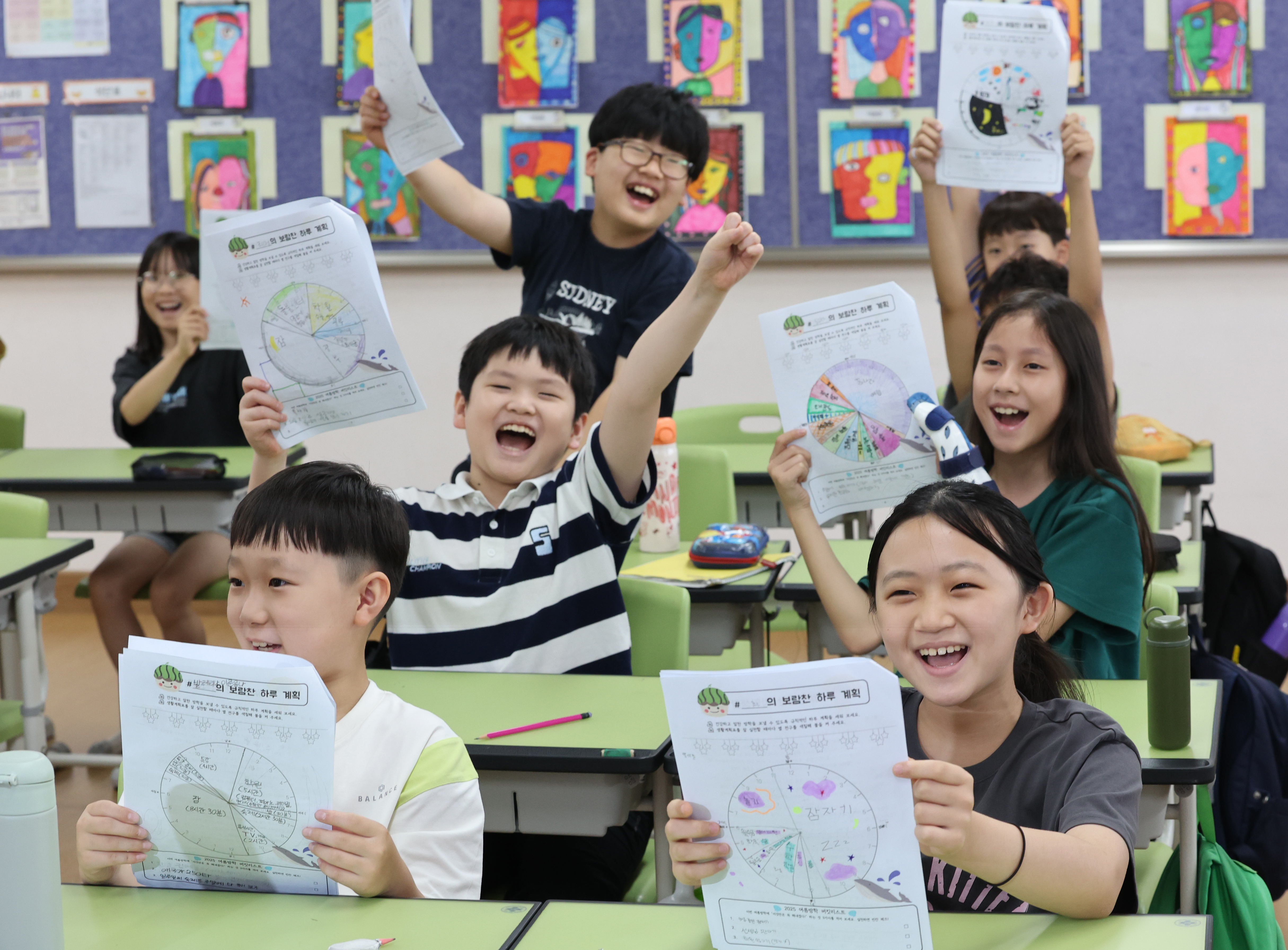 Am 23. Juli posieren Schülerinnen und Schüler in der Samil-Grundschule in Dongjak-gu, Seoul, mit ihren Tagesplänen für die Sommerferien.