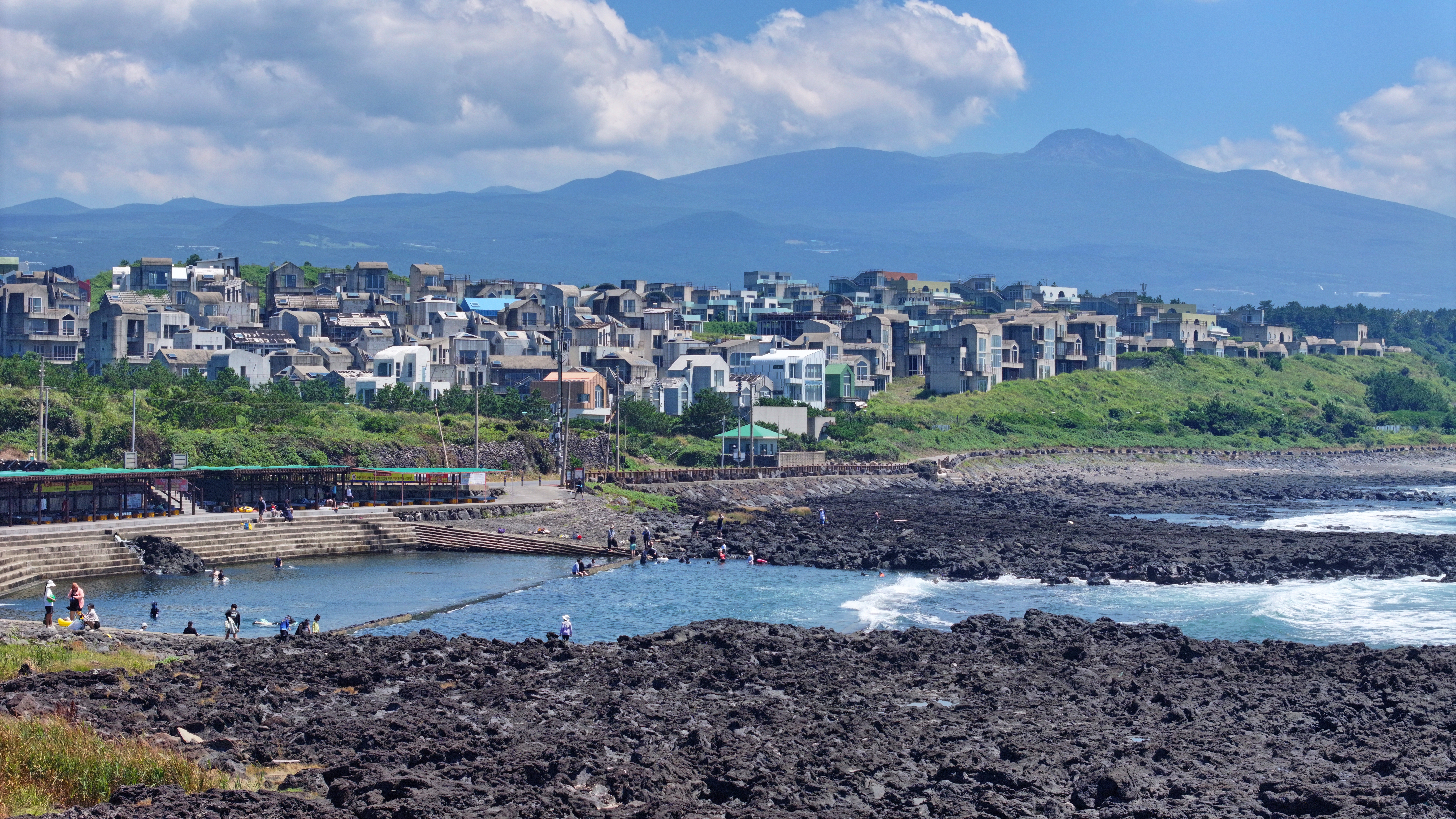 Am 24. Juli baden Urlauber am Nonjinmul-Strand in Seogwipo auf der Insel Jeju. Der Strand ist ein Süßwasserbad, wo sich das Quellwasser und das Meer treffen.
