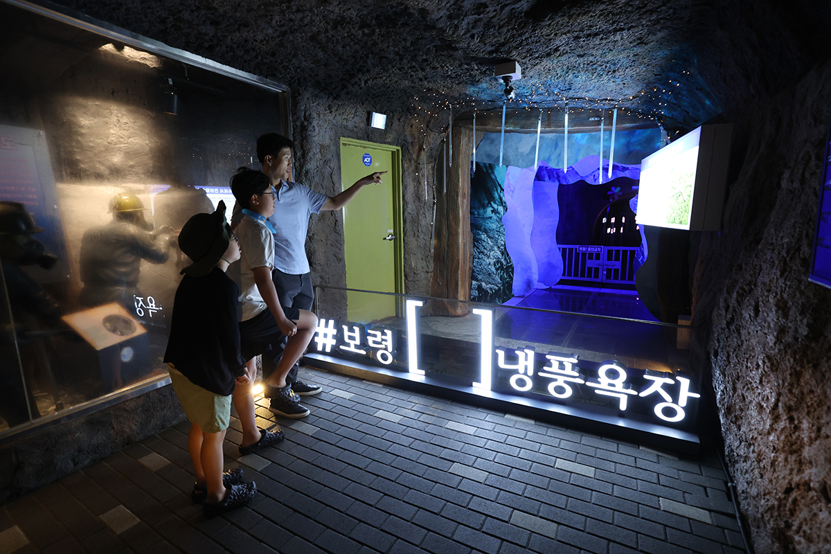 Am 25. Juli genießen Besucher vom Cold Wind Resort in Boryeong in der Provinz Chungcheongnam-do den kühlen Wind aus der stillgelegten Mine. Das Cold Wind Resort ist ein beliebtes Reiseziel im Sommer, da es das ganze Jahr über eine Innentemperatur von 10 bis 15 Grad Celsicus aufweist. 