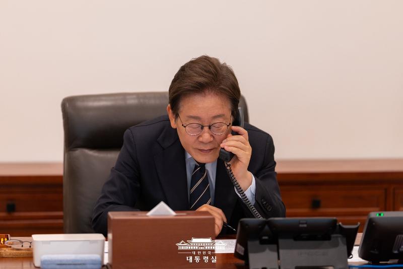 Präsident Lee Jae Myung telefonierte am 30. Juni mit Lawrence Wong, dem singapurischen Premierminister, im Präsidialamt in Yongsan-gu, Seoul ⓒ Präsidialamt der Republik Korea