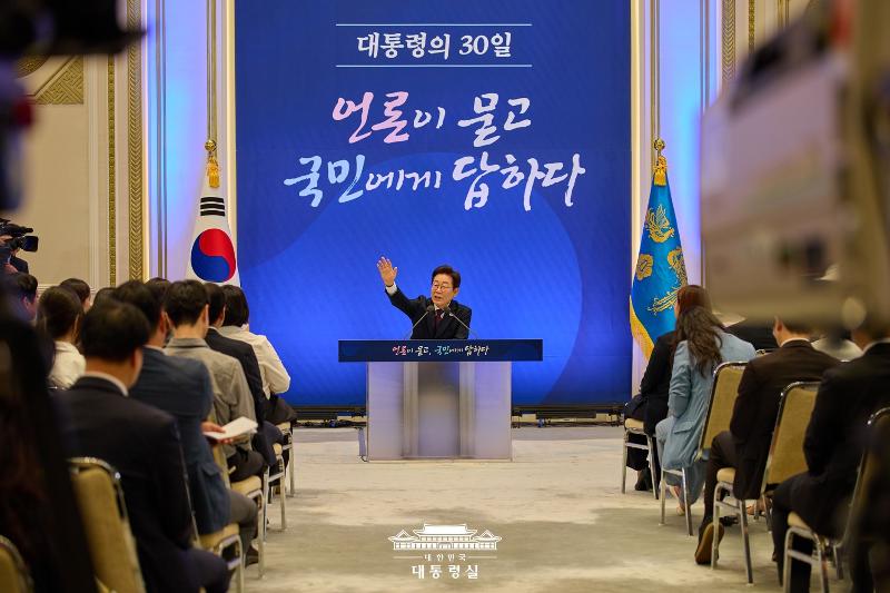 Präsident Lee Jae Myung führt am 3. Juli im Cheong Wa Dae in Jongno-gu, Seoul, die erste Pressekonferenz nach seinem Amtsantritt durch ⓒ Präsidialamt der Republik Korea