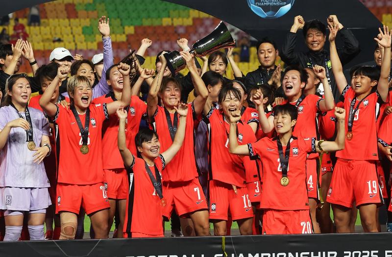 ﻿Am 16. Juli sicherte sich Südkorea mit einem 2:0-Sieg gegen Taiwan im Finale der E-1 Championship der EAFF (East Asian Football Federation) im Suwon World Cup Stadium den Titel. Nach dem Abpfiff feierten die Spielerinnen den Triumph mit dem Pokal ⓒ Yonhap News