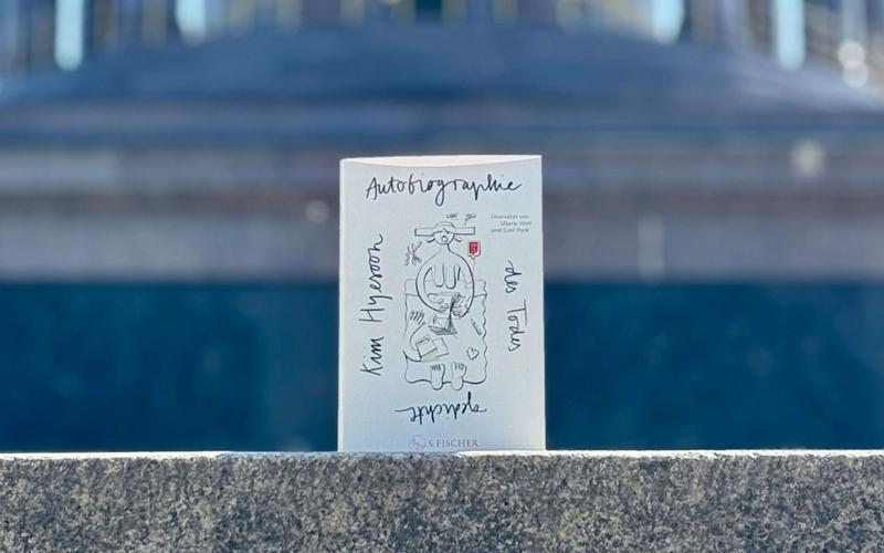 ﻿Die Lyrikerin Kim Hye-soon erhielt den Internationalen Literaturpreis des Hauses der Kulturen der Welt (HKW) für ihren Gedichtband „Autobiographie des Todes“. Foto: Die deutsche Fassung von „Autobiographie des Todes“ ⓒ Offizielle Website des HKWs 