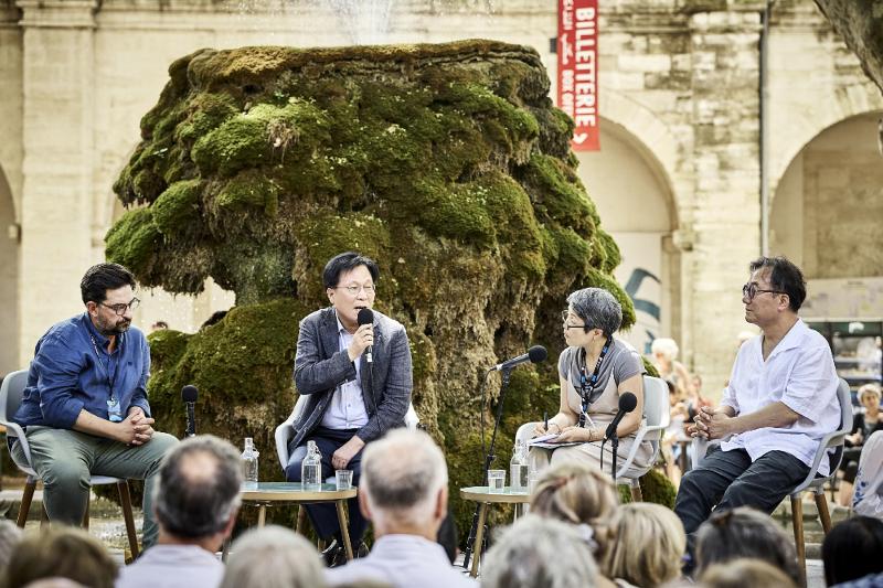 Foto von Tiago Rodrigues, Direktor des Festivals, Kim Jang-ho, Präsident vom Korea Arts Management Service, und Kyu Choi, Kunstdirektor des Seoul Performing Arts Festivals, beim Festival von Avignon am 22. Juli ⓒ  Korea Arts Management Service