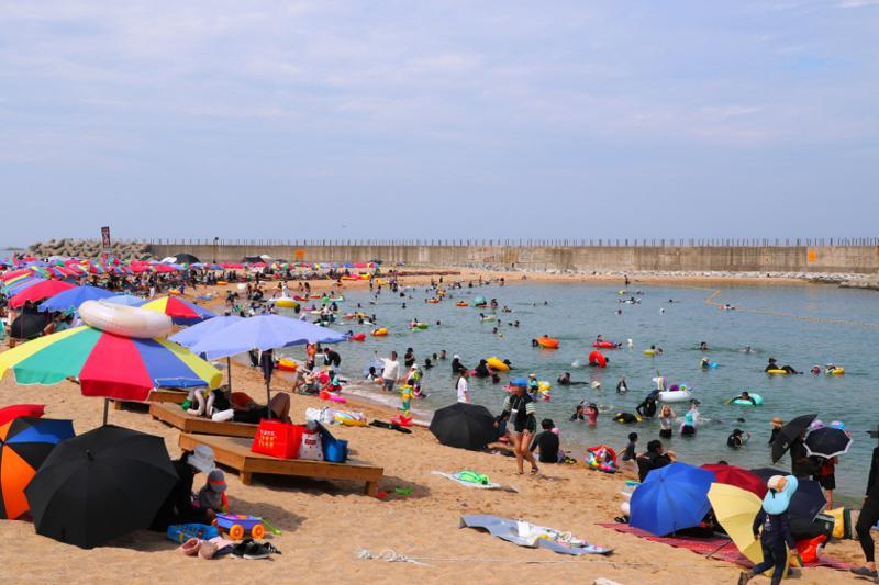 Am 31. Juli ist der Deungdae-Strand in Sokcho in der Provinz Gangwon-do voller Urlauber.