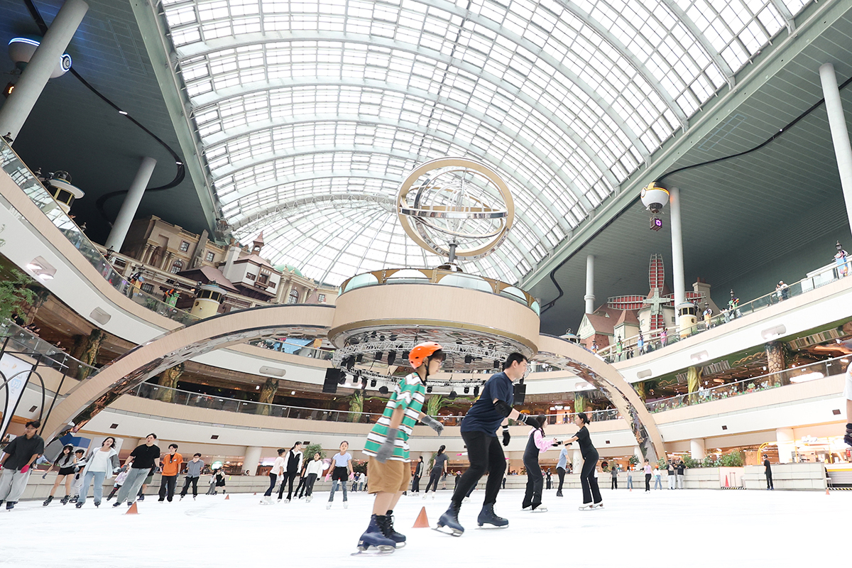 t Am 6. August fahren Leute Schlittschuh im Lotte World Ice Rink  in Songap-gu, Seoul, um sich von der Hitze zu erholen.
