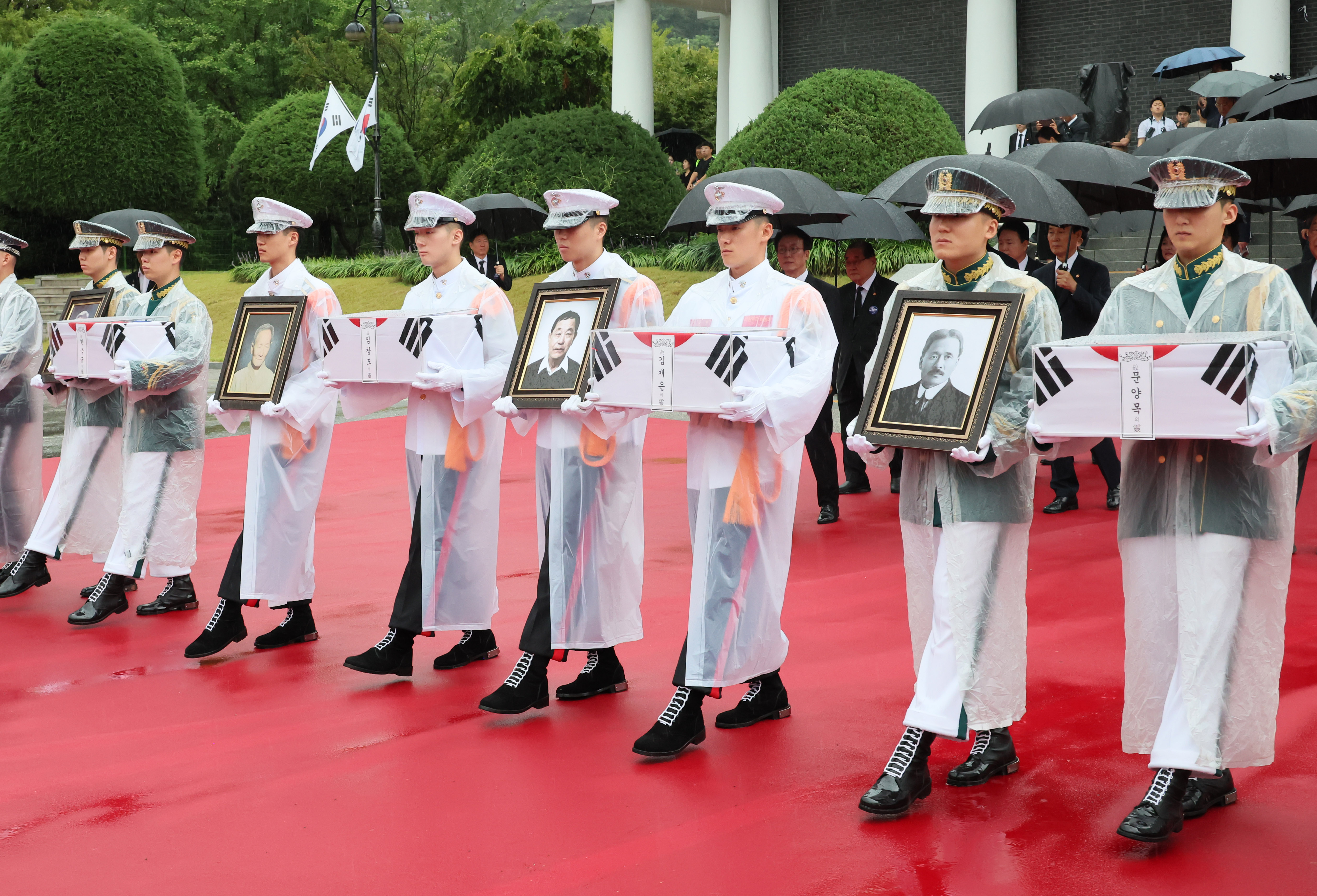 Am 13. August werden die sterblichen Überreste von Aktivisten der koreanischen Unabhängigkeitsbewegung zum Nationalfriedhof Koreas in Dongjak-gu, Seoul, überführt.