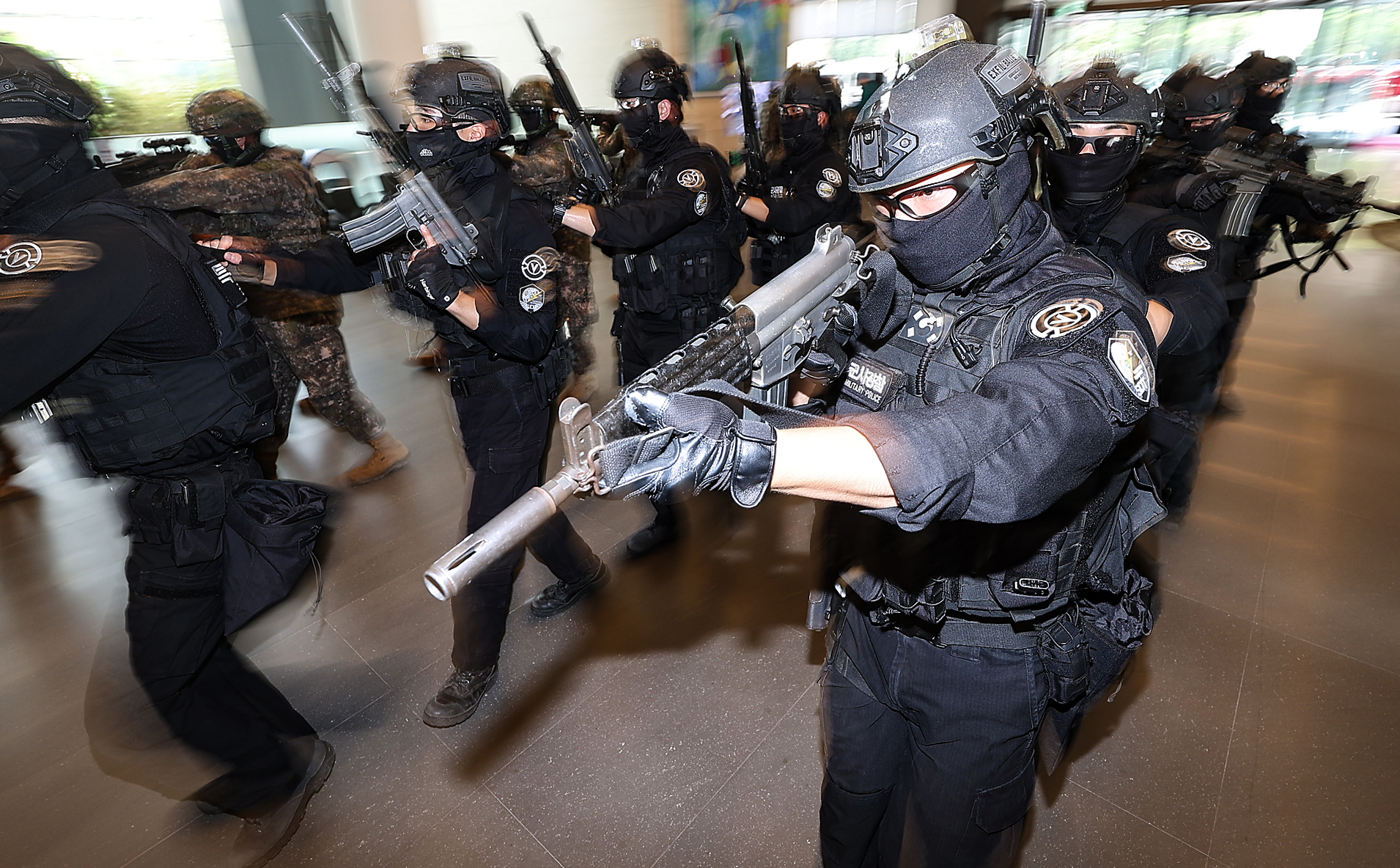 Am 18. August trainieren Soldaten der 50. Division der Armee und Polizeikommandos für Ulchi Freedom Shield (UFS) am Hauptsitz der IM Bank in Suseong-gu in Daegu.