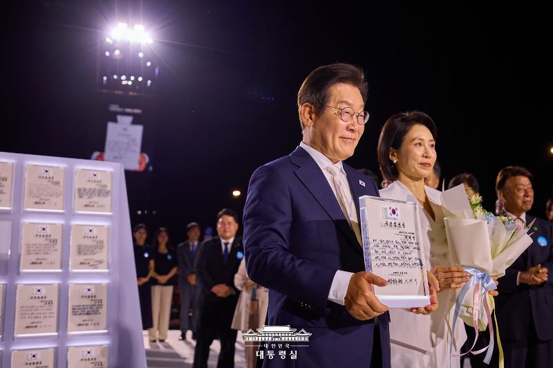 Präsident Lee Jae Myung und seine Fra uKim Hyekyung bei der Antrittszeremonie am 15. August auf dem Gwanghwamun-Platz in Seoul © Präsidialamt der Republik Korea 