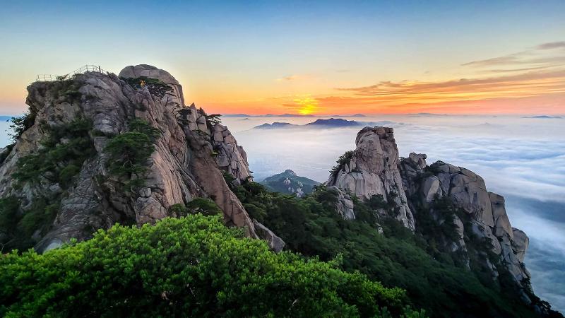 Der Dobongsan-Berg mit einer Höhe von 740 Metern, der sich von dem Bezirk Dobong-gu in Seoul, der Stadt Uijeongbu in der Provinz Gyeonggi-do bis zum Landkreis Jangheung-myeon in Yangju erstreckt