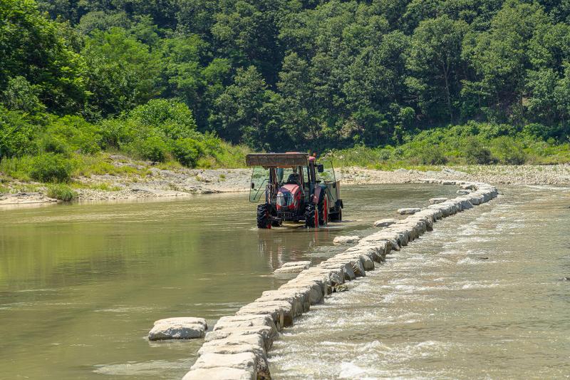 Ein Traktor, der die Touristen zum Mengemaeul führt