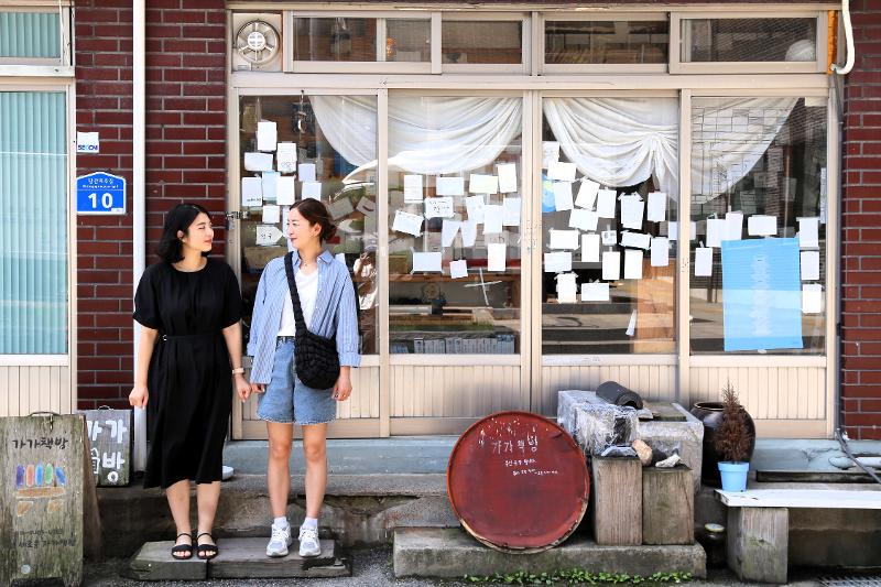 Bürger vor der “Gaga Bookshop”, einer Buchhandlung, in Gongju in der Provinz Chungcheongnam-do 