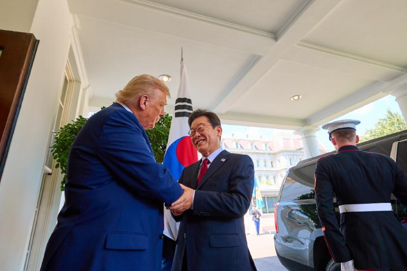 Präsident Lee Jae Myung (Zweiter von links) schüttelt am 25. August im Weißen Haus in Washington D.C. in den USA seine Hand mit dem US-amerikanischen Präsidenten Donald Trump