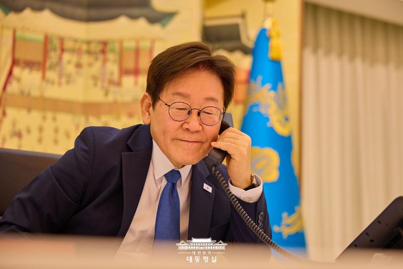 Präsident Lee Jae Myung telefoniert am 28. August mit Emomalij Rahmon, dem Präsidenten Tadschikistans, zum ersten Mal nach dem Amtsantritt von Lee ⓒ Präsidialamt der Republik Korea