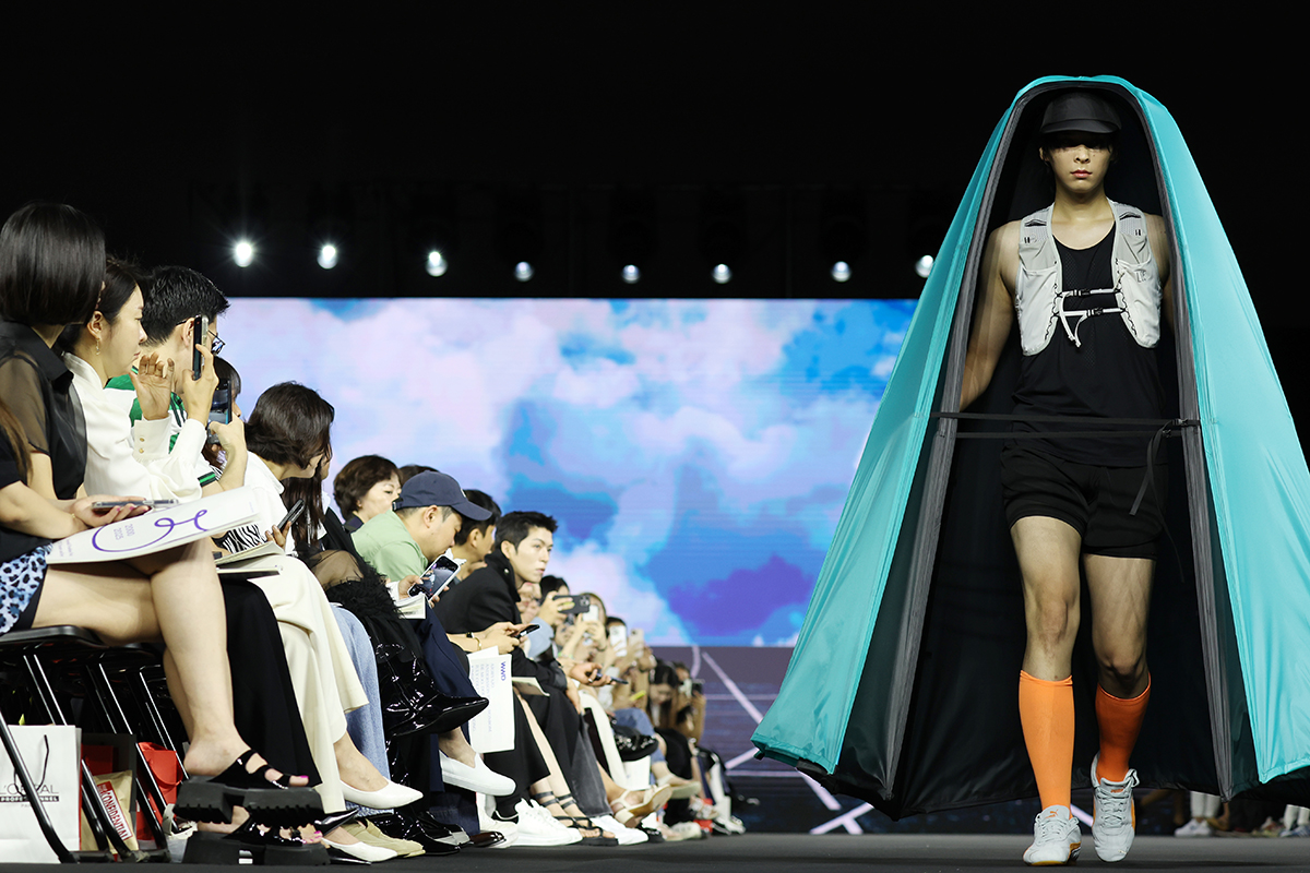 Am 4. September läuft ein Model bei der SEOUL FASHION WEEK der Marke LIE auf dem Dongdaemun Design Plaza (DDP). Die 25-jährige Modenschau läuft bis zum 7. September vor dem Hintergrund der verschiedenen Sehenswürdigkeiten von Seoul.