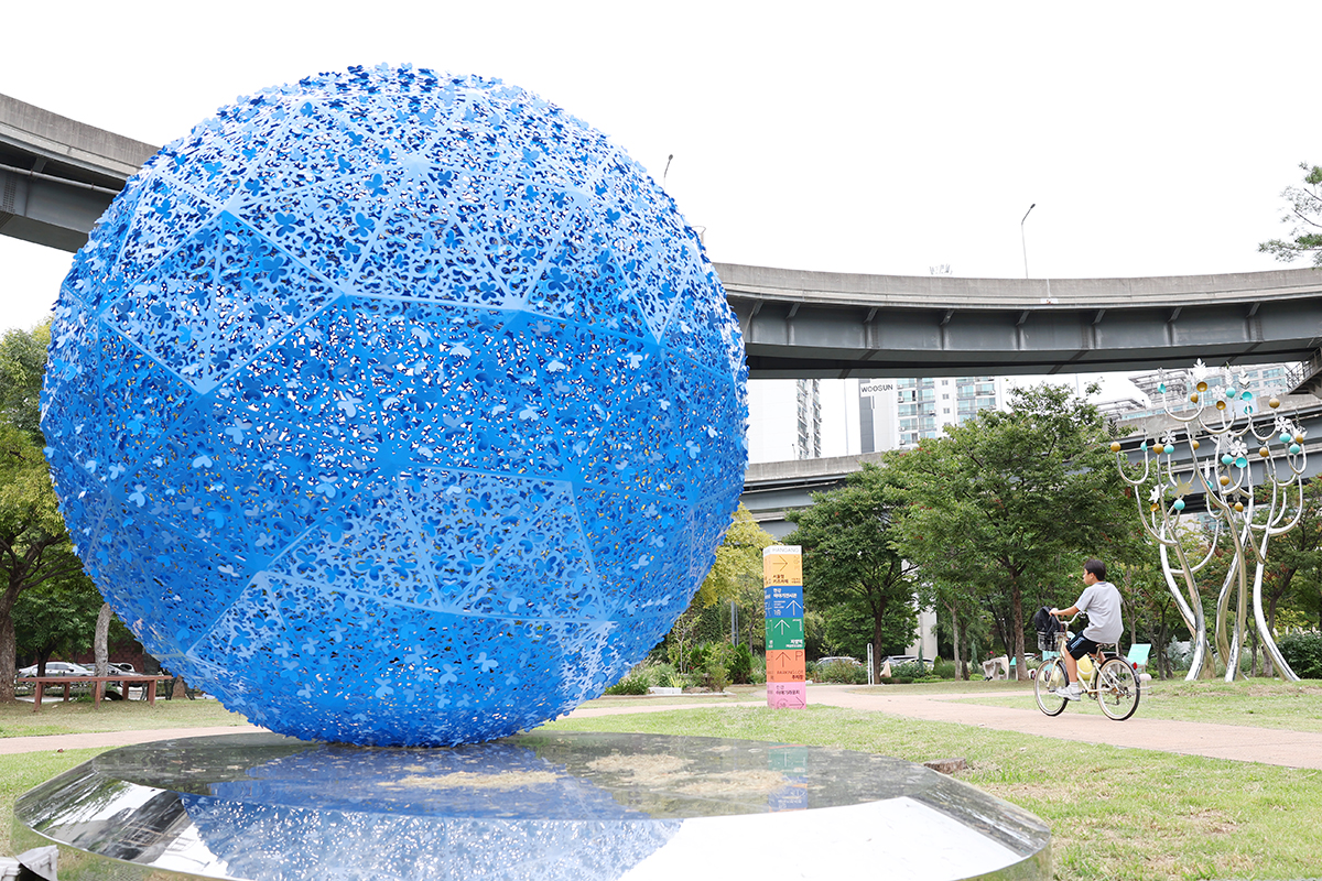 Am 12. September wird ein Skulpturenwerk während des 2. Seoul Sculpture Festivals  im Ttukseom Hangang Park in Gwangjin-gu, Seoul, eingerichtet. Das Festival wird ebenfalls im Seoul Botanic Park und Boramae Park bis zum 30. November laufen. 