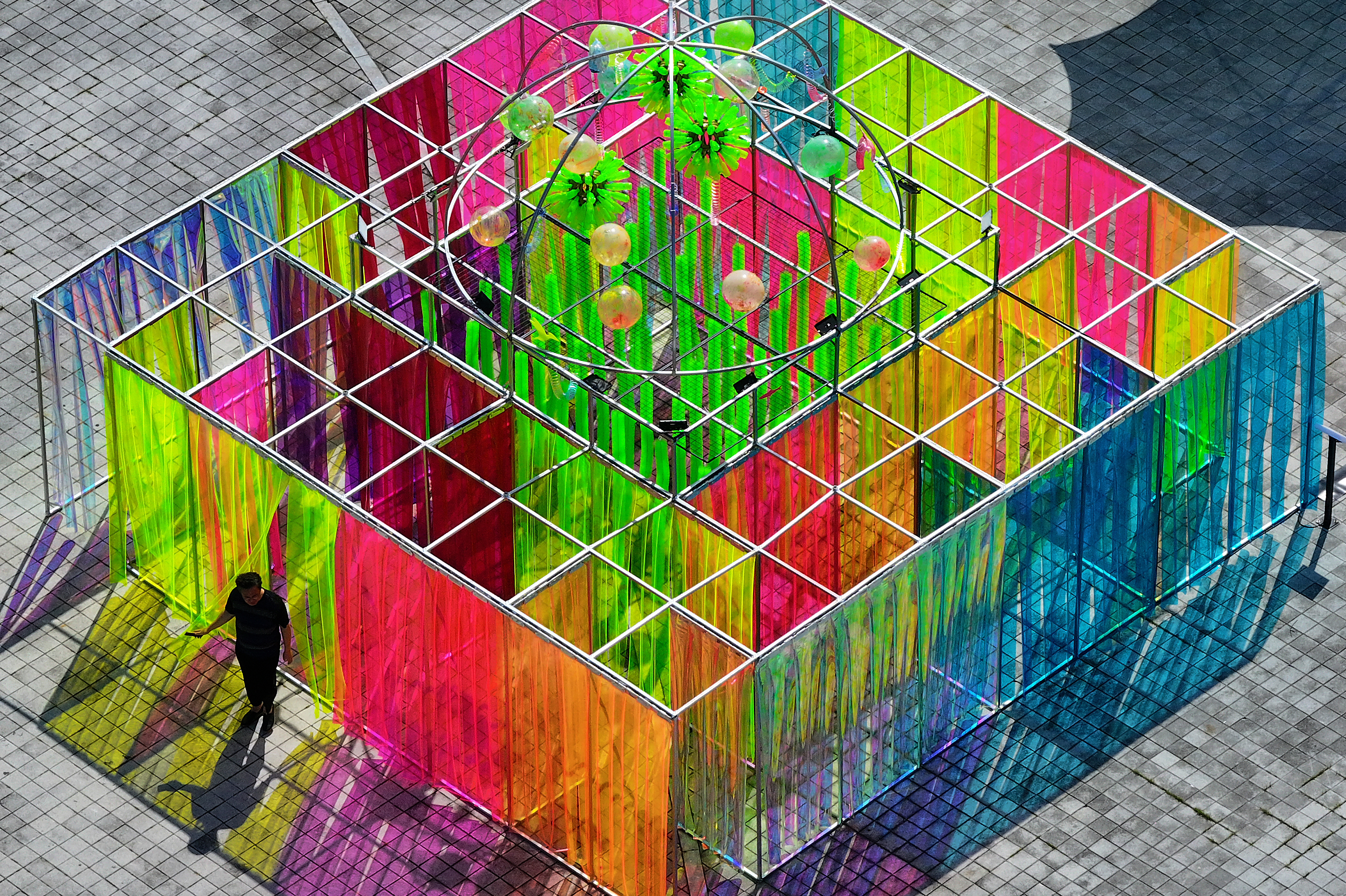 Am 16. September schaut sich ein Besucher beim 2025 Dalseong Daegu Contemporary Art Festival auf dem The ARC Square in Gangjeongbo in Daegu ein Werk an. 