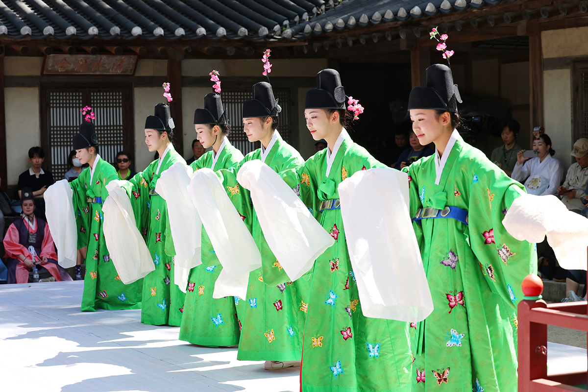 Am 23. September findet im Yeongyeongdang-Gebäude des Changdeokgung-Palastes in Jongno-gu, Seoul, eine Aufführung von Jinjakrye statt. Jinjakrye ist eine Zeremonie, bei der an besonderen Tagen des Königshauses dem König Wein und Speisen dargebracht werden. Die Aufführung wird zum 24. September laufen.