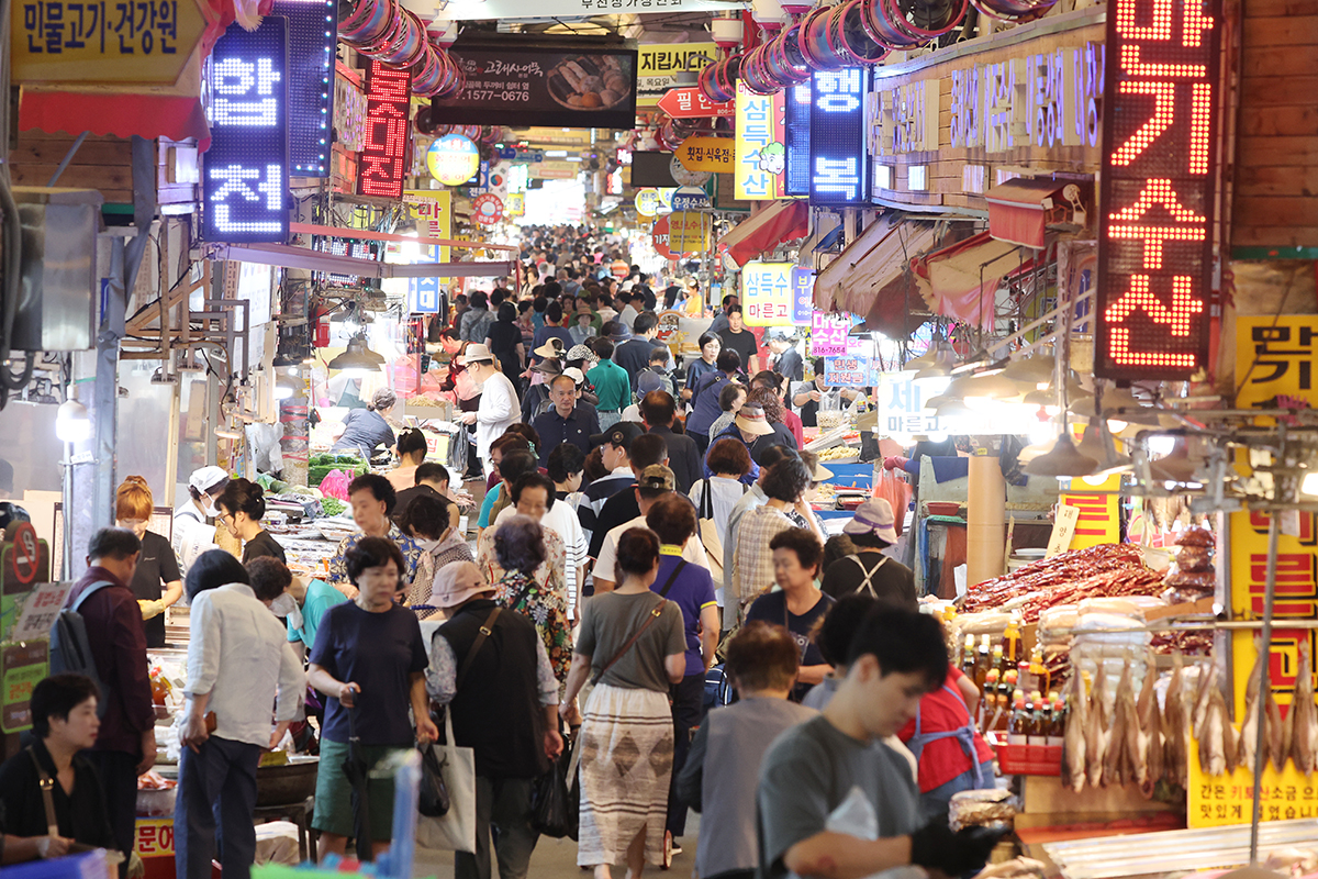 Am 24. September besuchen viele Bürger den Bujeon-Markt in Busanjin-gu, Busan, um sich auf Chuseok, das koreanische Erntedankfest, vorzubereiten.
