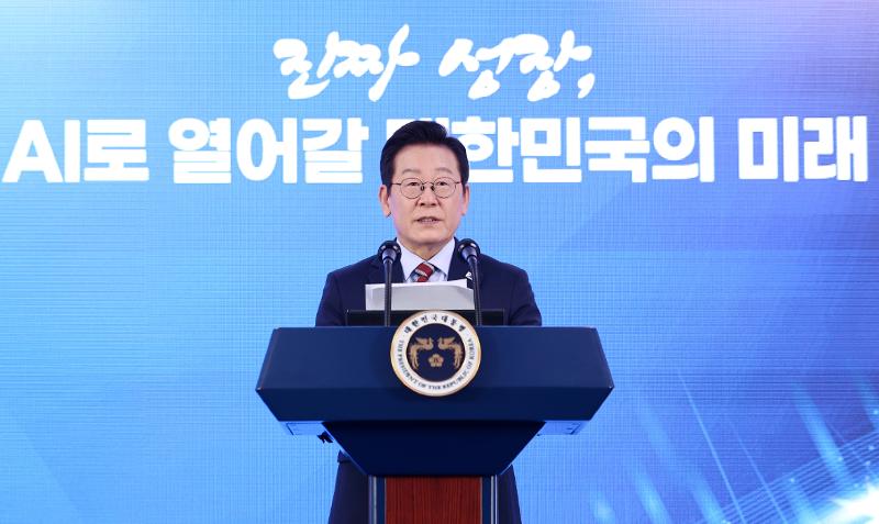 Präsident Lee Jae Myung äußert sich am 8. September im SEOUL SQUARE in Jong-gu, Seoul, über die Rolle des Präsidialausschusses für KI ⓒ Yonhap News