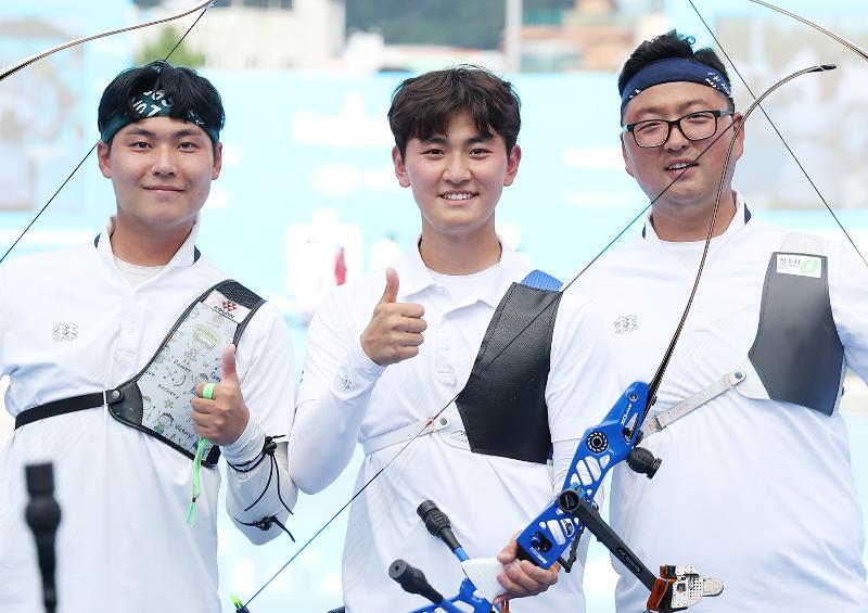 Die koreanische Nationalmannschaft im Bogenschießen freut sich am 10. September nach ihrem Sieg im Recurve-Herren-Teamwettbewerb bei den Weltmeisterschaften im Bogenschießen in Gwangju. Von links: Lee Wooseok, Kim Je Deok und Kim Woojin ⓒ Yonhap News