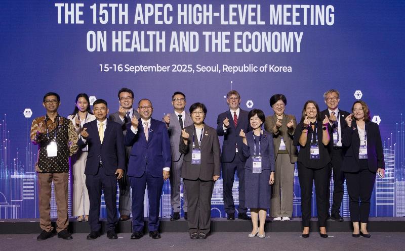 Beim offiziellen Empfang für das APEC High-Level Meeting on Health and the Economy macht Jeong Eun Kyeong, Ministerin für Gesundheit und Wohlfahrt, am 15. September im Hotel Shilla in Jung-gu, Seoul, ein Erinnerungsfoto mit Teilnehmern ⓒ Ministerium für Gesundheit und Wohlfahrt