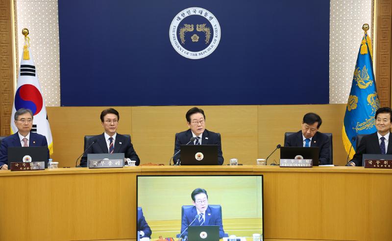 Foto von Präsident Lee Jae Myung (Dritter von links) leitet am 16. September im Regierungskomplex in Sejong die Kabinettsitzung ⓒ Yonhap News 