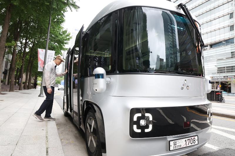 Ein Bürger steigt am 24. September in den selbstfahrenden Bus in der Nähe vom Fluss Cheonggyecheon in Seoul ein ⓒ Lee Jeong Woo/korea.net