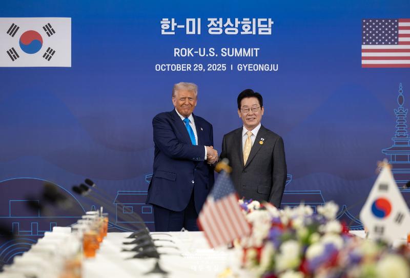 ﻿Präsident Lee Jae Myung (rechts) trifft sich am 29. Oktober in Gyeongju mit dem US-amerikanischen Präsidenten Donald Trump beim Gipfeltreffen zwischen Korea und den USA ⓒ Präsidialamt der Republik Korea 