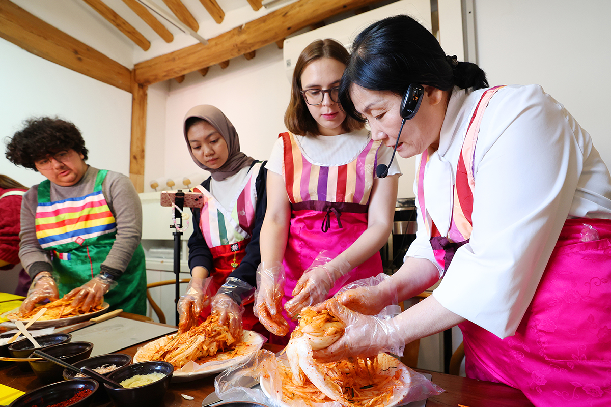 Am 10. November stellen ausländische Studierende in der Seoul Kimchi Academy in Jongno-gu, Seoul, Kimchi her. 