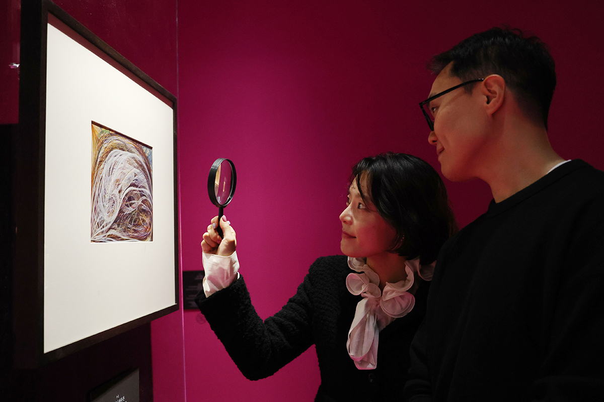 Am 12. November schauen sich Besucher im Seoul Museum of Art in Jong-gu, Seoul, die Ausstellung 