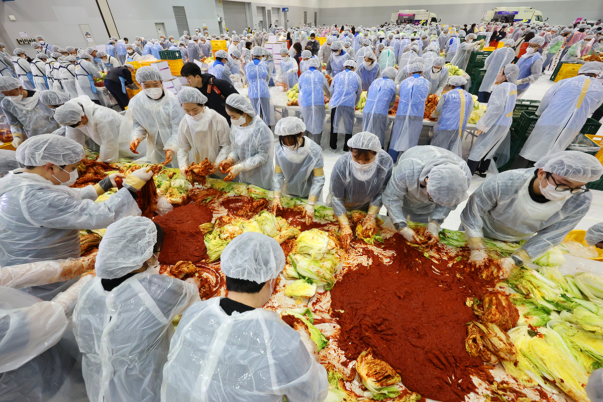 Am 19. November stellen Freiwillige und Vertreter aus Unternehmen, Organisationen und Gemeinden im BEXCO in Haeundae-gu, Busan, Kimchi her, um das Kimchi an 6200 Haushalte, einschließlich der allein lebenden Senioren, auszuteilen.