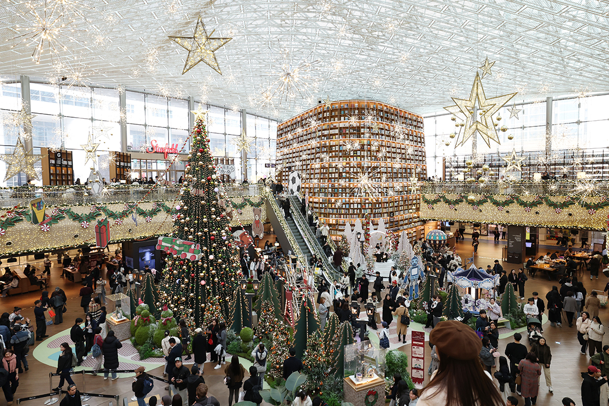 Am 26. November genie&szlig;en die Besucher des COEX in Gangnam-gu, Seoul, die weihnachtliche Atmosph&auml;re.