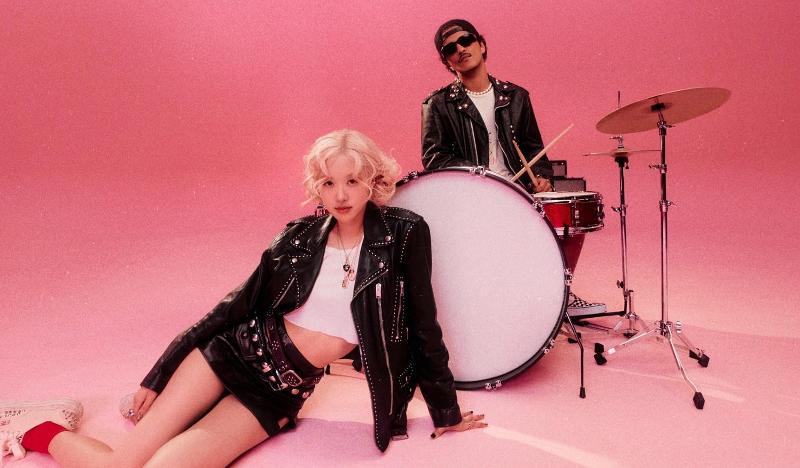 Der “APT.“ von Rosé, einem Mitglied der K-Pop-Girlgruppe BLACKPINK, und “Golden”,der Original-Soundtrack des Netflix-Animationsfilms “KPop Demon Hunters”, wurden als Kandidat in der Kategorie “general fields” bei den Grammy Awards aufgestellt. Foto von Rosé (links) und Bruno Mars ⓒ THEBLACKLABEL 