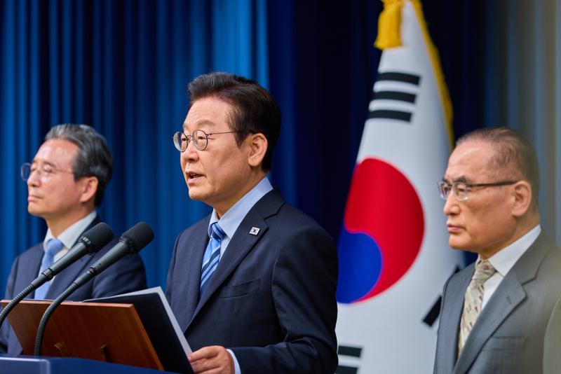 ﻿Präsident Lee Jae Myung (Mitte) stellte am 14. im Pressekonferenzraum des Präsidentenbüros in Yongsan, Seoul, die endgültigen Vereinbarungen des gemeinsamen südkoreanisch-amerikanischen Faktenblatts vor. Von links: Kim Yong-beom, Leiter des Politikbüros im Präsidentenamt, Präsident Lee, Wi Sung-lac, Leiter des Büros für nationale Sicherheit ⓒ Offizielle Facebook-Seite von Präsident Lee Jae Myung