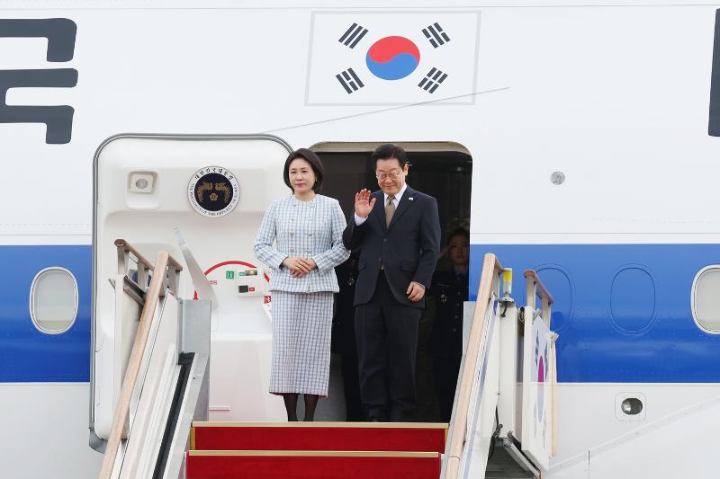 ﻿Anlässlich der Teilnahme am G20-Gipfel beginnen Präsident Lee Jae Myung und seine Ehefrau Kim Hye Kyung am 17. vom Seouler Flughafen in Seongnam, Gyeonggi, zu einer Rundreise durch vier Länder im Nahen Osten und Afrika – die Vereinigten Arabischen Emirate, Ägypten, Südafrika und die Türkei ⓒ Lee Jeong Woo
