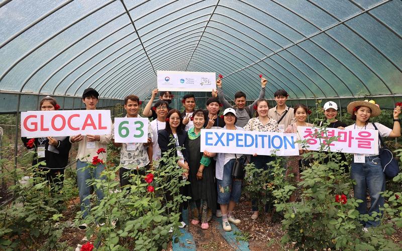 ﻿Am 13. Juli machen Teilnehmer des Programms “Glocal63 Expedition” in Eumseong-gun in der Provinz Chungcheongbuk-do ein Erinnerungsfoto ⓒ Glocal Town 