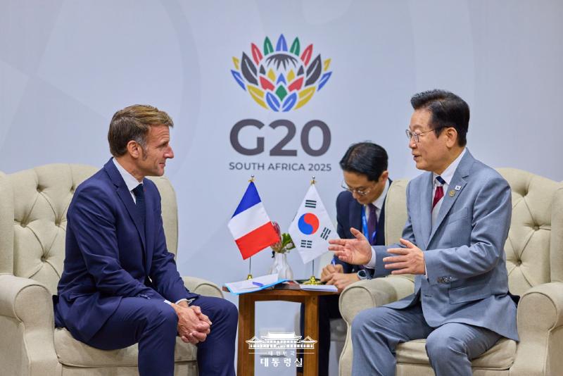 Präsident Lee Jae Myung (rechts) und Emmanuel Macron, der französische Präsident, führen am 22. November im Nasrec Expo Centre in Johannesburg, Südafrika, das bilaterale Gipfeltreffen durch