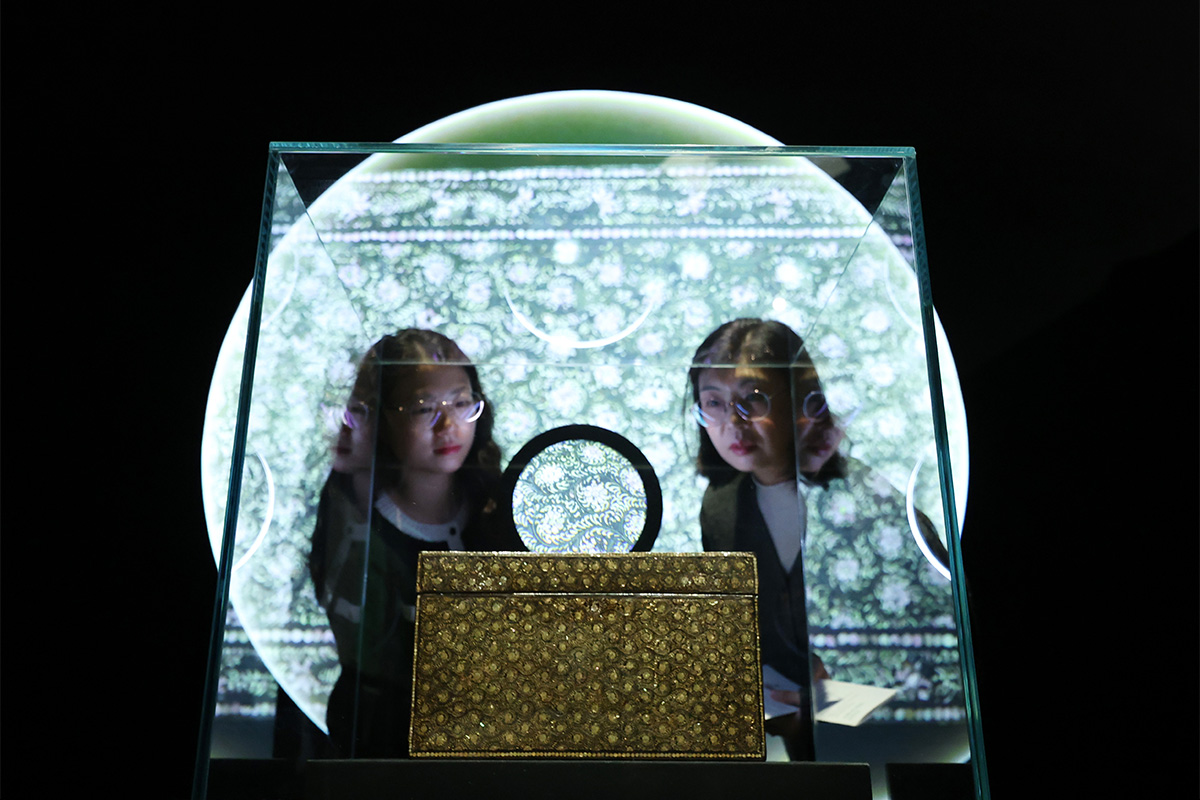 Am 2. Dezember schauen sich zwei Frauen im National Palace Museum of Korea in Jongno-gu, Seoul, eine Perlmutt-Schachtel mit Chrysanthemenmuster aus der Gaya-Zeit bei der Sonderausstellung 