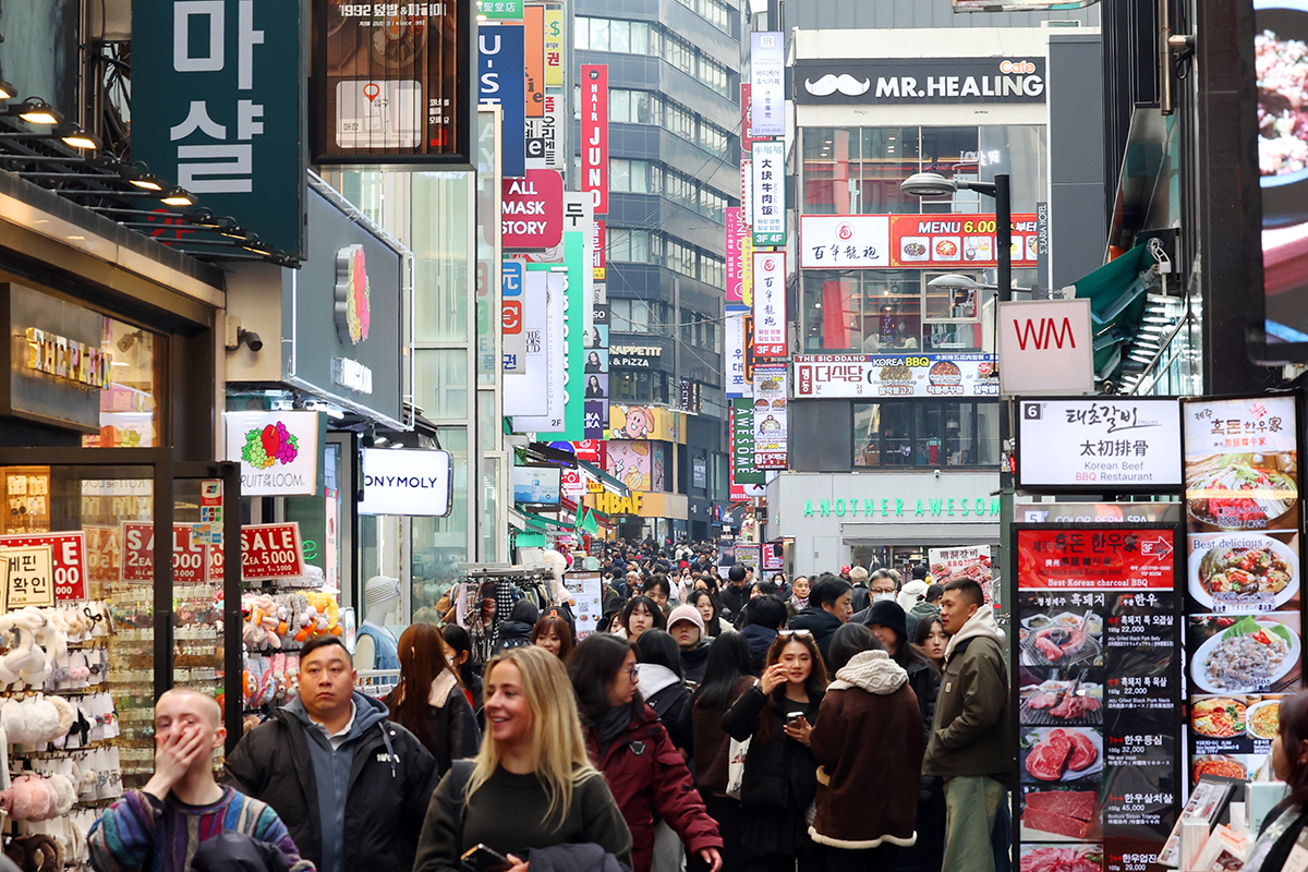 Am 10. Dezember ist die Myeongdong-Straße in Jung-gu, Seoul, voller mit in- und ausländischen Touristen. Im sich verändernden Tourismustrend behauptet Myeongdong seine Stellung als das beliebteste Reiseziel Koreas. Im ersten Halbjahr dieses Jahres besuchten etwa 4,5 Millionen ausländische Touristen nicht nur aus China und Japan, sondern auch aus Südostasien, Amerika und Europa. Damit festigte der Viertel Myeongdong seine Position als das globale Zentrum zum Shopping. 