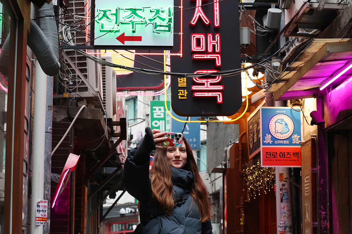 Der Viertel Eulji-ro in der Nähe von Myeongdong richtet sich für seinen eigenen Charme die Aufmerksamkeit auf sich. Cafés, Restaurants und Kneipen mit ihrem eigenen Stil auf der alten Gasse locken die ausländischen Touristen an und wurden durch Mundpropaganda zu neuen Sehenswürdigkeiten auf sozialen Netzwerken. Die ausländischen Touristen in Eulji-ro sind begeistert von der Kombination von den Retro-Gefühlen und dem modernen Stil.